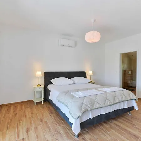 Natura With Pool, Zadar County *